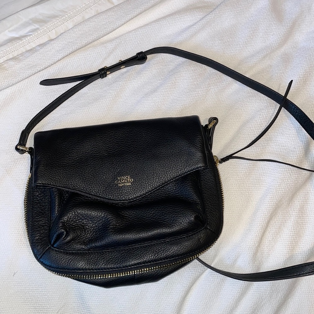 Vince Camuto DAFNI LEATHER CROSSBODY - BLACK